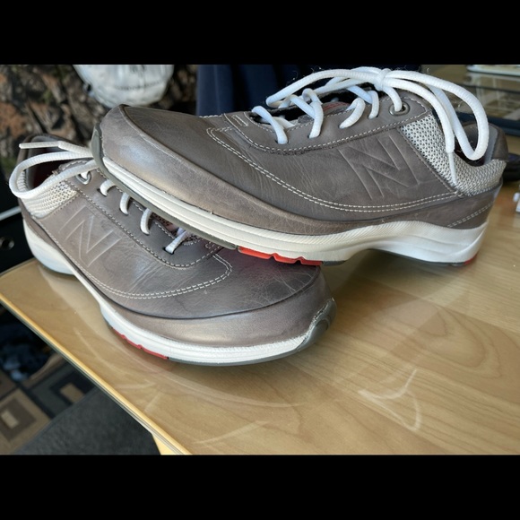 New Balance Limited Edition Gray leather Women’s 9 EUC cross trainers - Picture 2 of 11